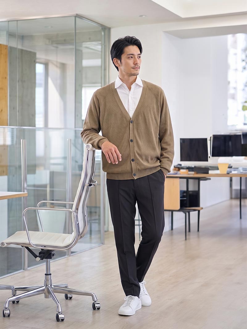 リネンライクカーディガンを羽織ったオフィスでのコーディネート