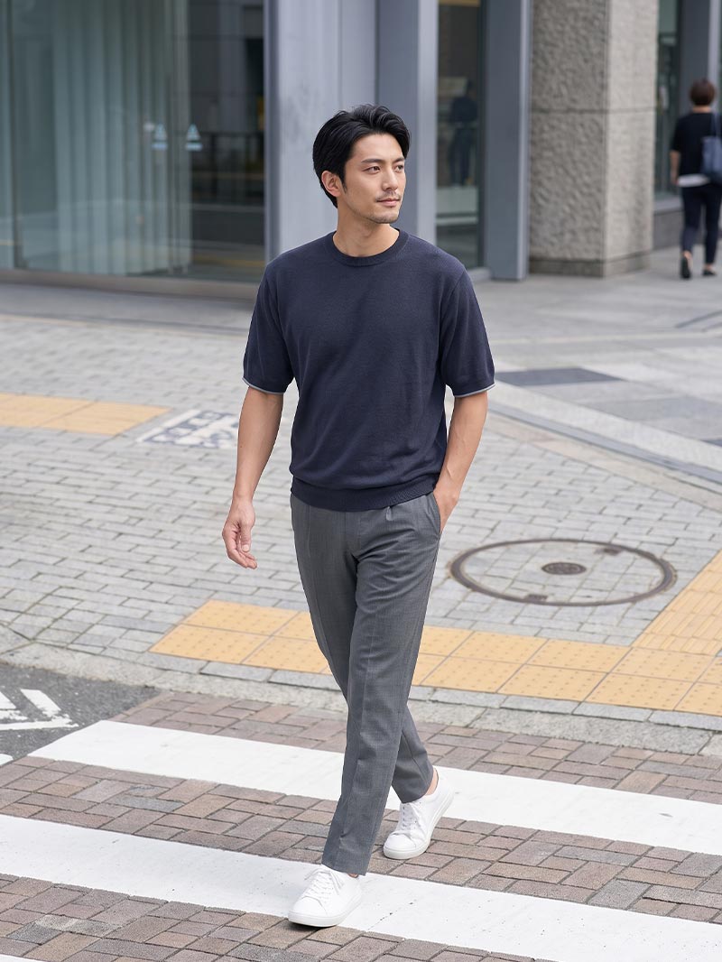 リネンライクニットTシャツを着て通勤する男性